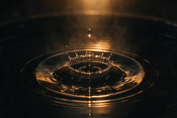 静水上扩散的涟漪